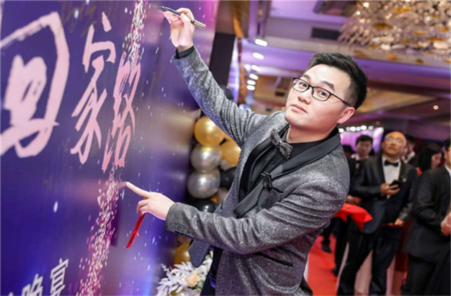 【高光“疫”事】勇敢逆行的特殊“网约车”——利来w6690后，用信念打通生命运输线