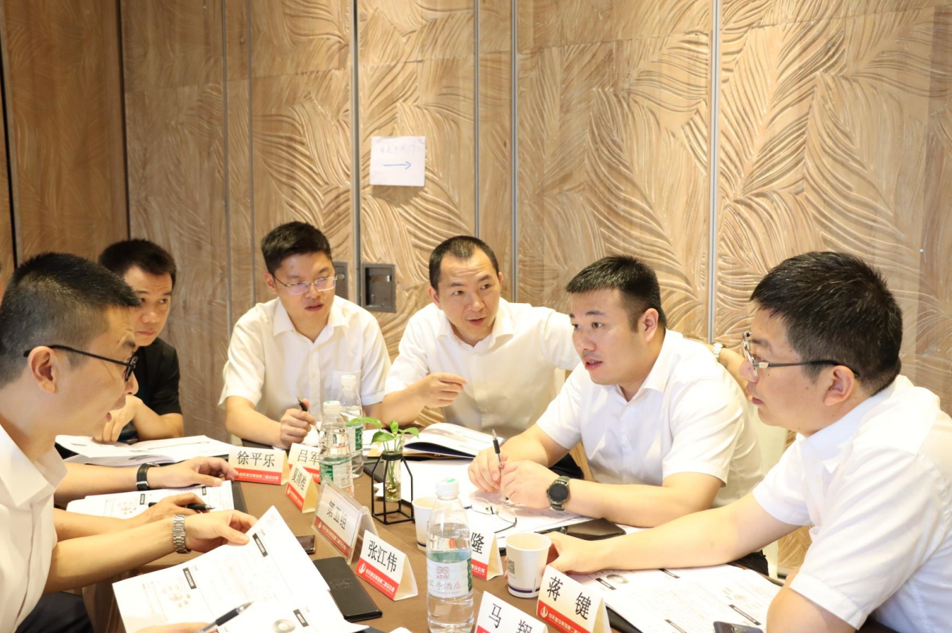 2021年6月25日-26日，利来w66二建组织开展了2021年中高层主管执行力培训。本次培训特邀清华、北大、上海交大总裁班讲师，中国企业家协会特聘高级讲师许晋老师进行授课。